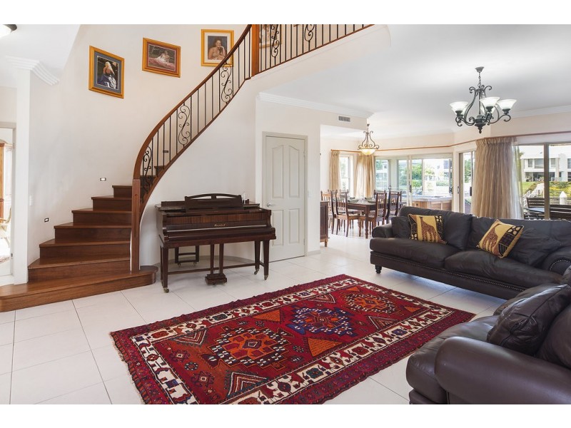 2639 Yanderra Close, Hope Island QLD 4212