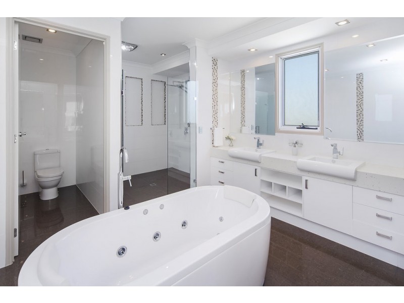 2130 Carlton Drive, Hope Island QLD 4212