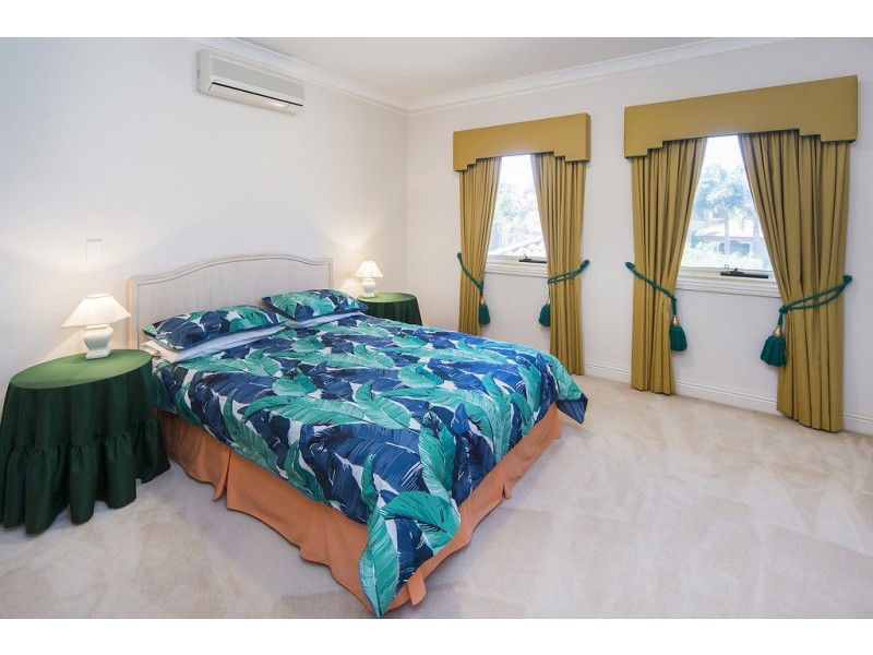 3128 Riverleigh Drive, Hope Island QLD 4212