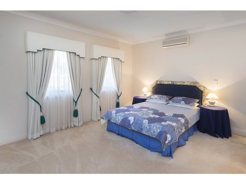 3128 Riverleigh Drive, Hope Island QLD 4212