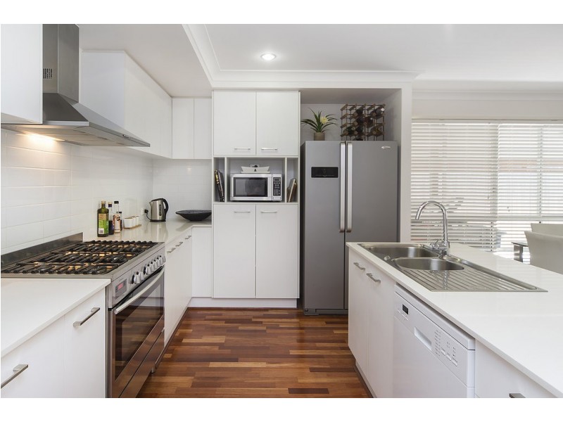 46 Azure Way, Hope Island QLD 4212