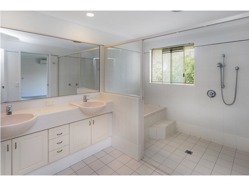 8124 Magnolia Gardens Court, Hope Island QLD 4212