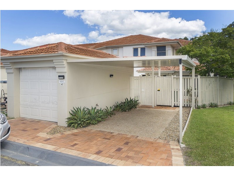 8124 Magnolia Gardens Court, Hope Island QLD 4212