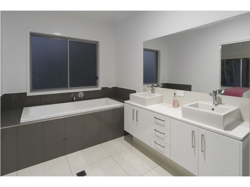 3 Quirindi Court, Helensvale QLD 4212