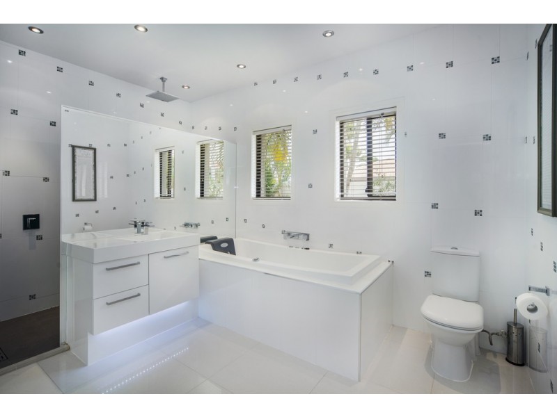 1094 Beechwood Drive, Hope Island QLD 4212