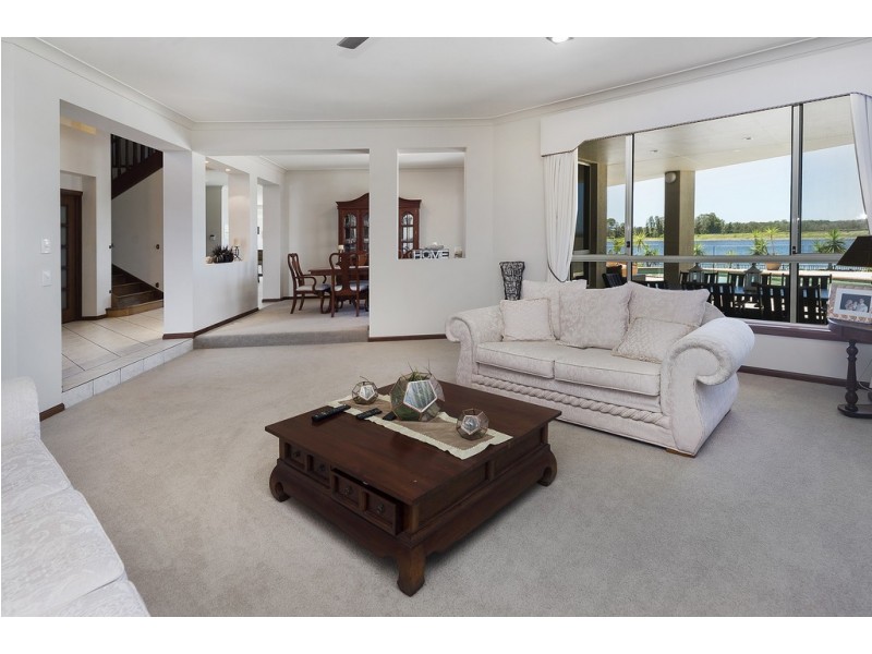 8 Kim Court, Helensvale QLD 4212