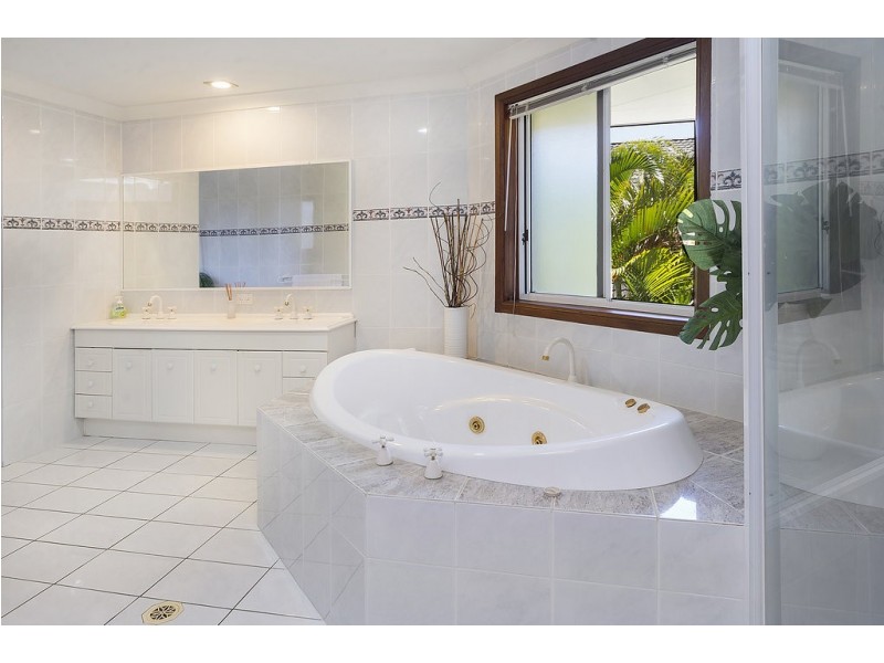 8 Kim Court, Helensvale QLD 4212