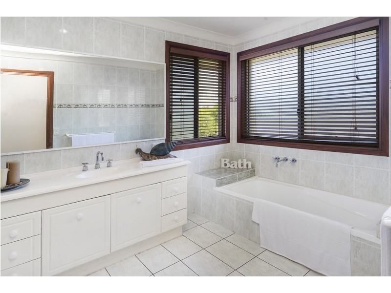 8 Kim Court, Helensvale QLD 4212