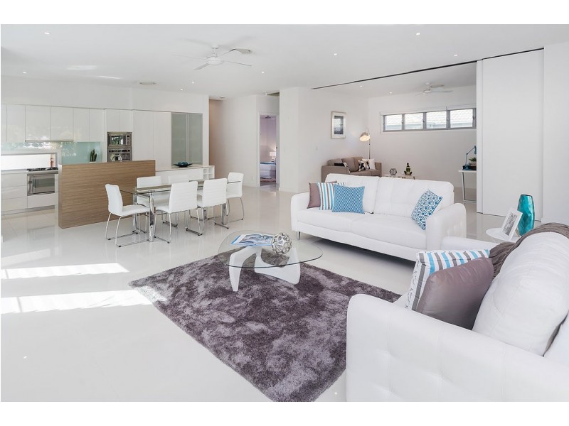 9118 Peter Senior Drive, Hope Island QLD 4212