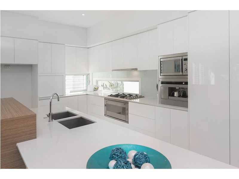 9118 Peter Senior Drive, Hope Island QLD 4212