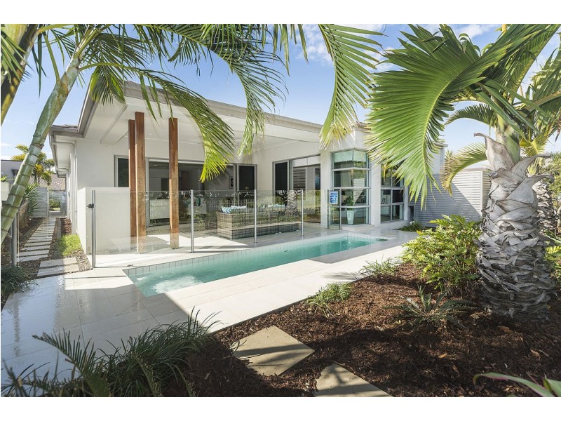 9118 Peter Senior Drive, Hope Island QLD 4212