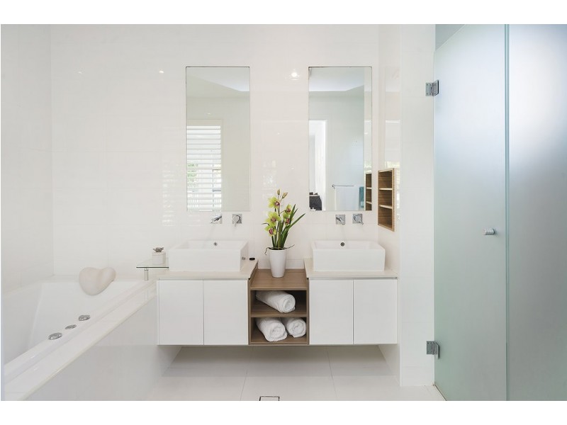 9118 Peter Senior Drive, Hope Island QLD 4212