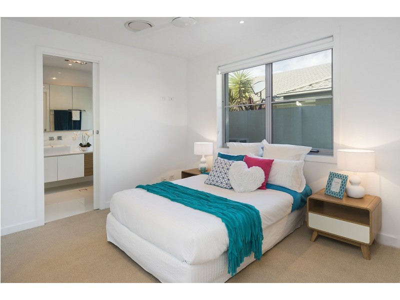 9118 Peter Senior Drive, Hope Island QLD 4212