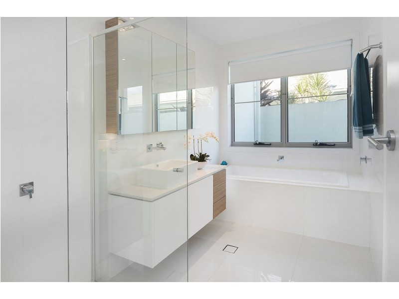 9118 Peter Senior Drive, Hope Island QLD 4212