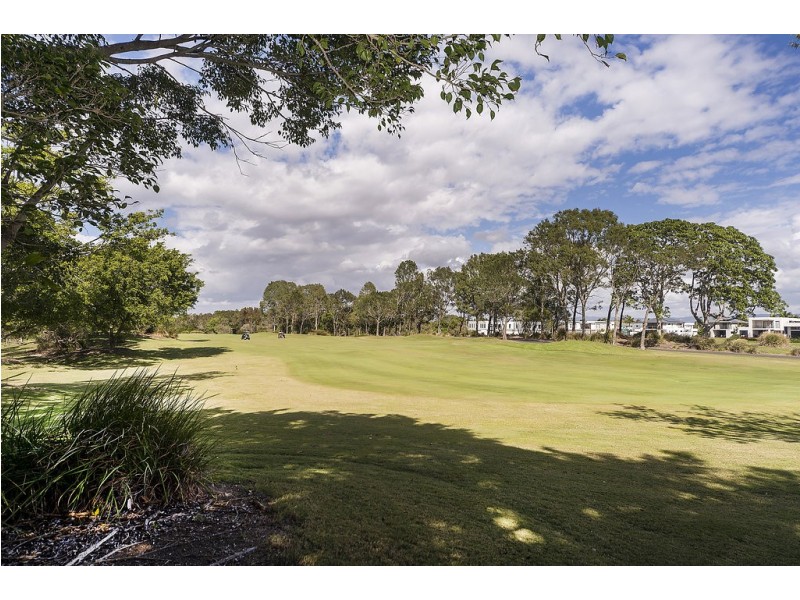 9118 Peter Senior Drive, Hope Island QLD 4212