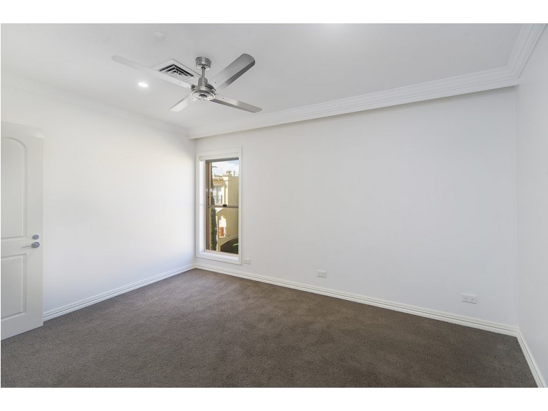 18/14 Pendraat Parade, Hope Island QLD 4212