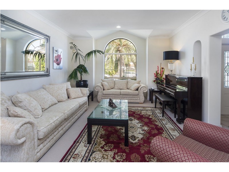 1642 Riverdale Drive, Hope Island QLD 4212