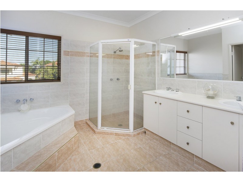 1642 Riverdale Drive, Hope Island QLD 4212
