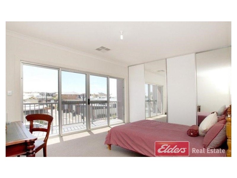 8 Mackenzie Circuit, Mawson Lakes SA 5095