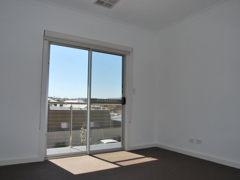 12 Mackenzie Circuit, Mawson Lakes SA 5095