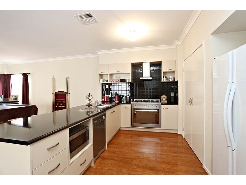 8 Broadwater Crescent, Mawson Lakes SA 5095