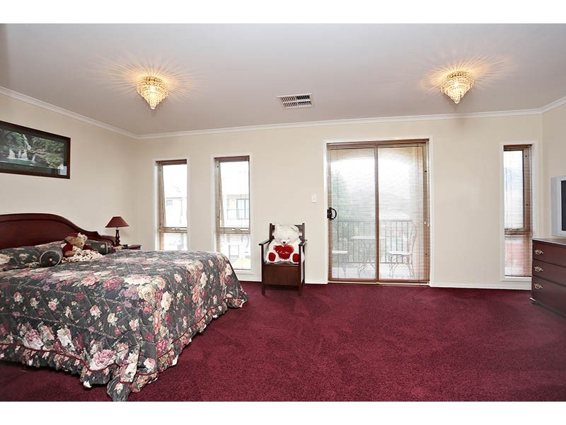 8 Broadwater Crescent, Mawson Lakes SA 5095