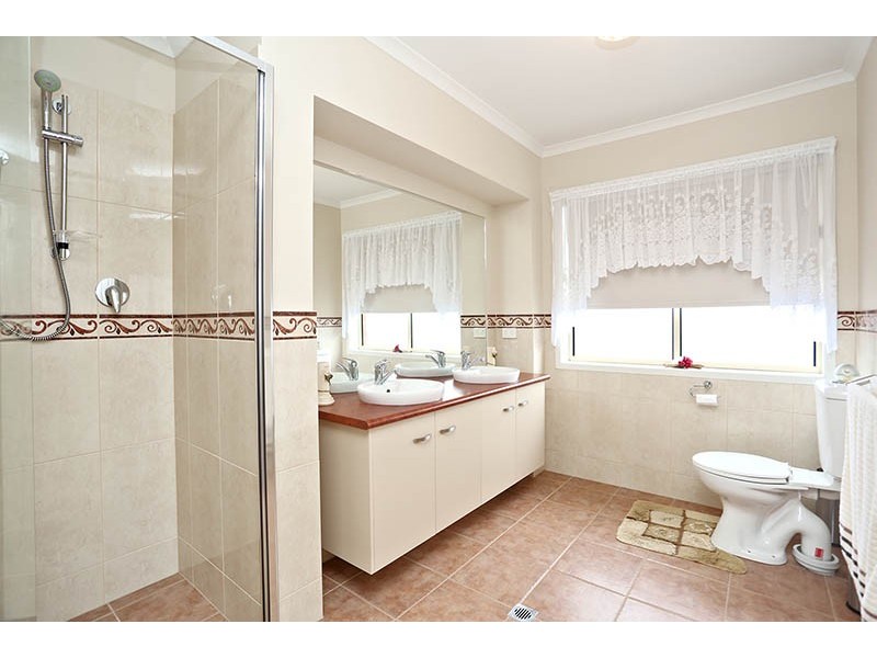 8 Broadwater Crescent, Mawson Lakes SA 5095