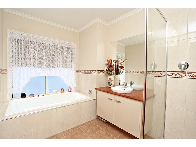 8 Broadwater Crescent, Mawson Lakes SA 5095