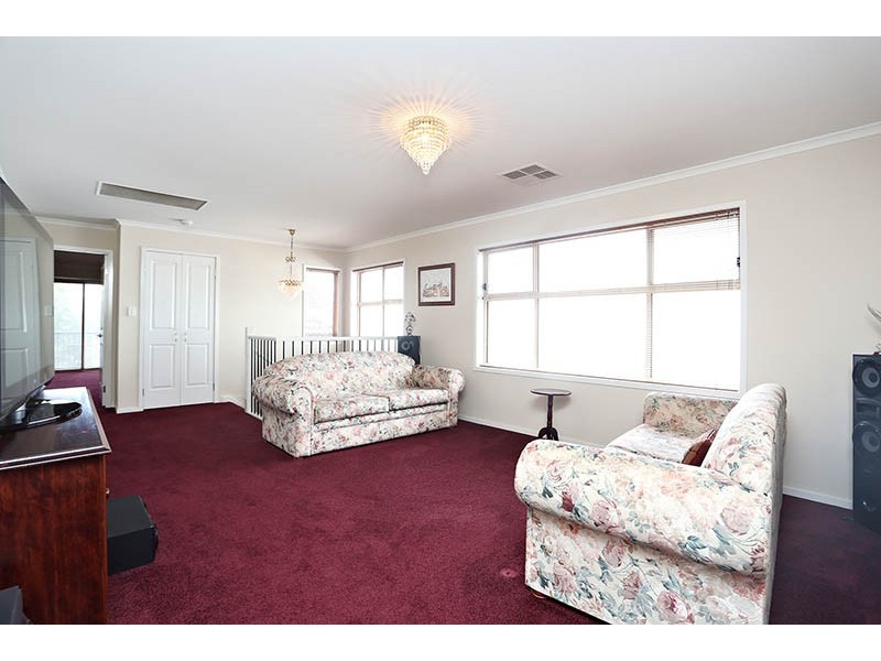 8 Broadwater Crescent, Mawson Lakes SA 5095