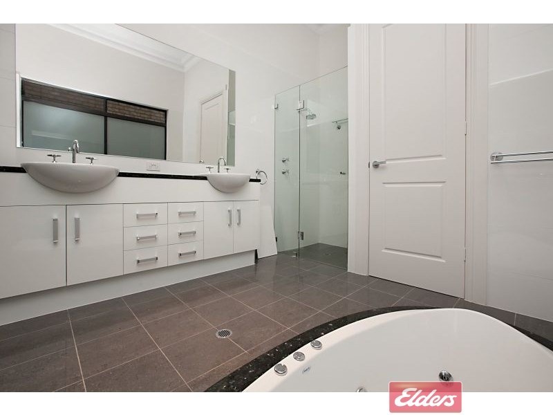 8 Isla Circuit, Mawson Lakes SA 5095