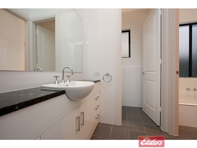 8 Isla Circuit, Mawson Lakes SA 5095