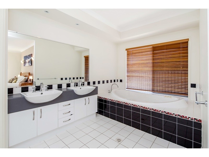 18 Outlook Place, Narangba QLD 4504