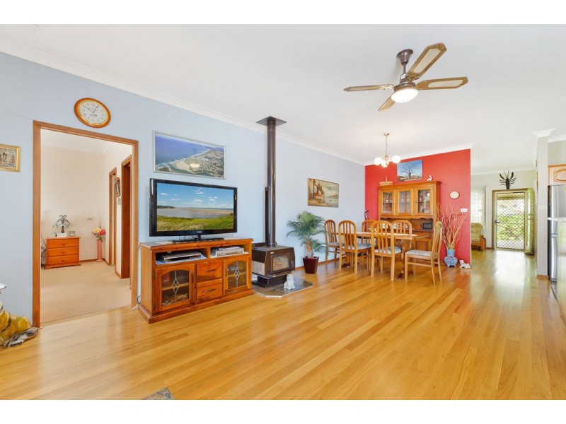 16 Bundella Avenue, Lake Cathie NSW 2445