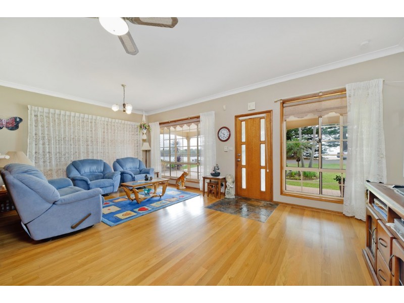 16 Bundella Avenue, Lake Cathie NSW 2445