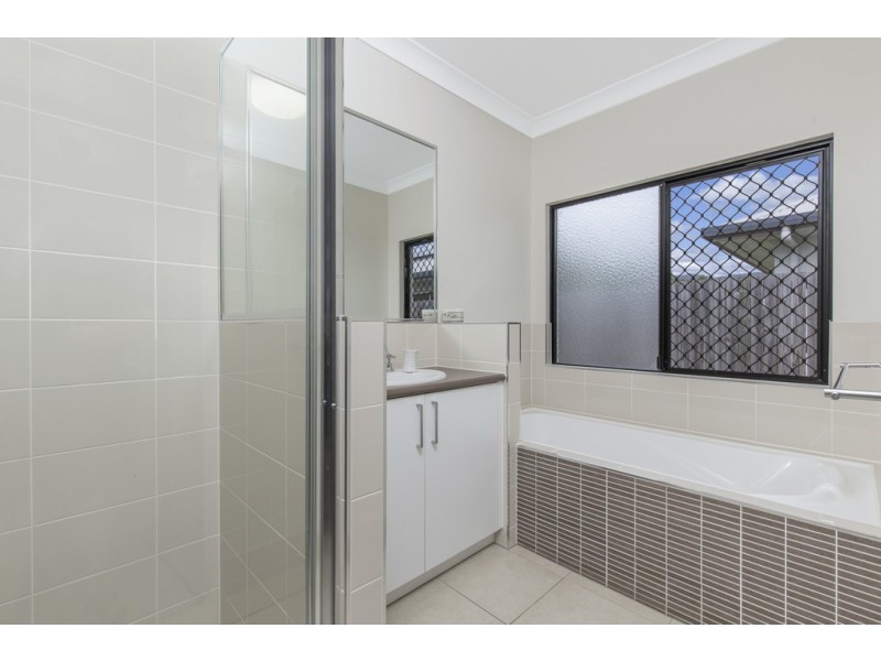 10 Totley Chase, Trinity Park QLD 4879