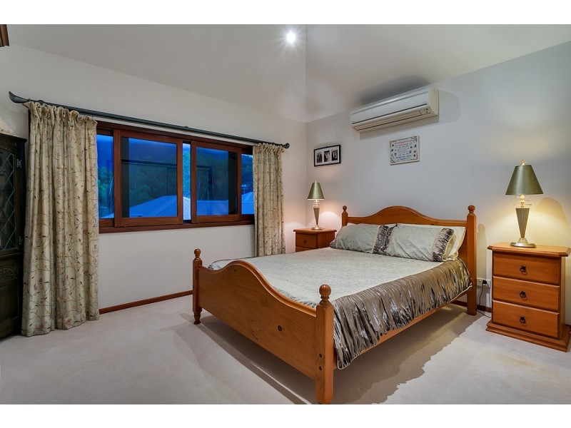 8 Lillian Road, Palm Cove QLD 4879