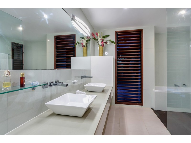8 Lillian Road, Palm Cove QLD 4879