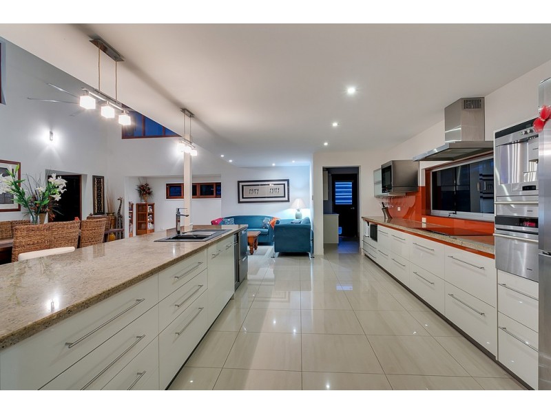 8 Lillian Road, Palm Cove QLD 4879