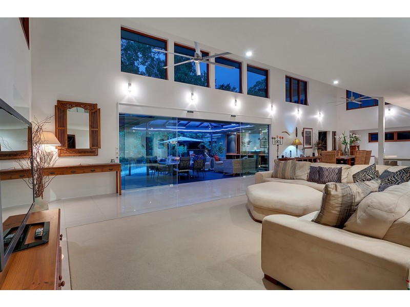 8 Lillian Road, Palm Cove QLD 4879