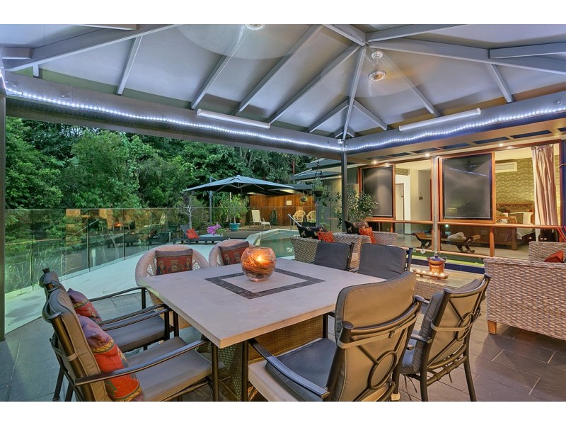 8 Lillian Road, Palm Cove QLD 4879