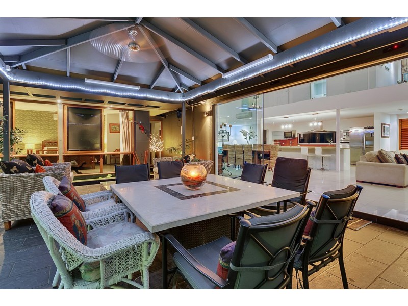 8 Lillian Road, Palm Cove QLD 4879