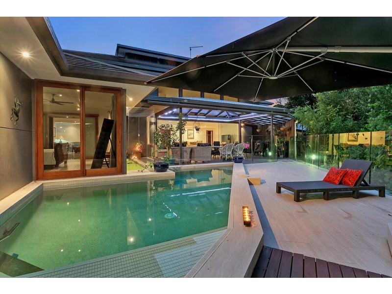 8 Lillian Road, Palm Cove QLD 4879