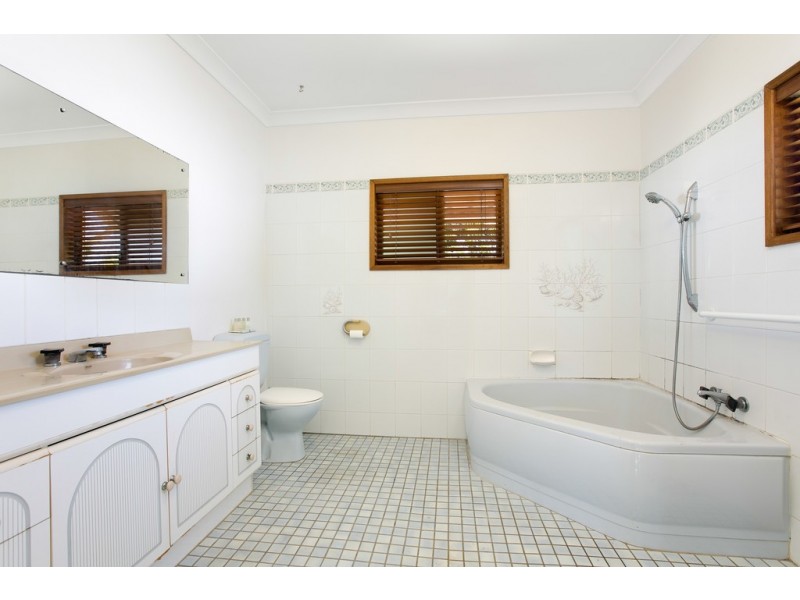 11 Casuarina Street, Holloways Beach QLD 4878