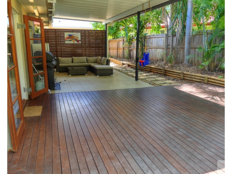 18 Elphinstone Street, Kanimbla QLD 4870