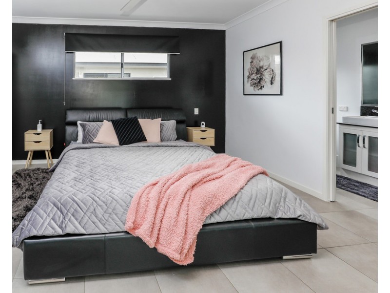 10 Murrinda Gardens, Trinity Park QLD 4879