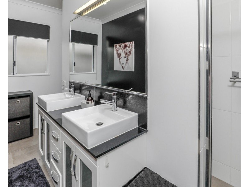 10 Murrinda Gardens, Trinity Park QLD 4879