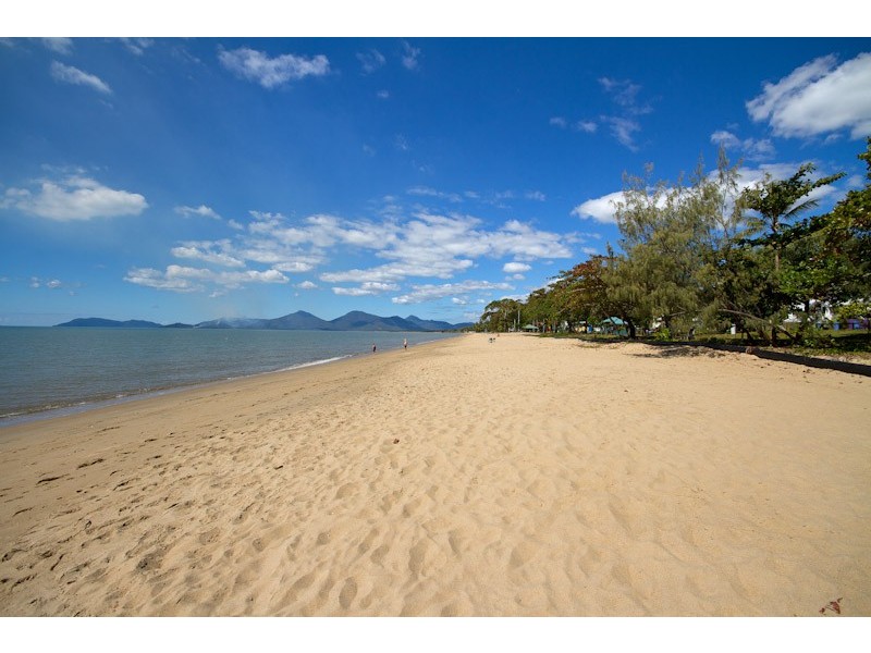 Holloways Beach QLD 4878