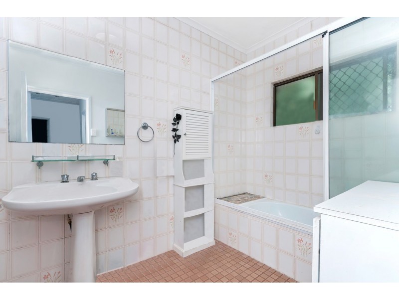 18 Hermes Close, Mooroobool QLD 4870