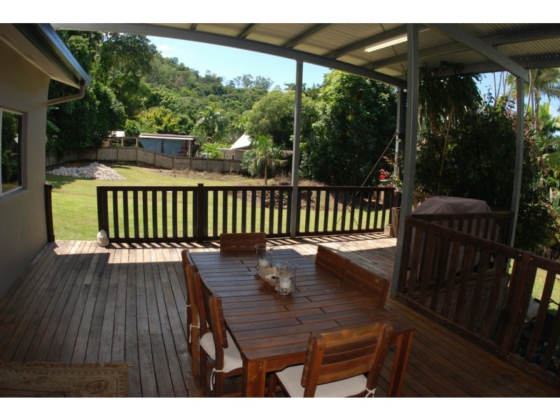 6 Willandra Court, Caravonica QLD 4878