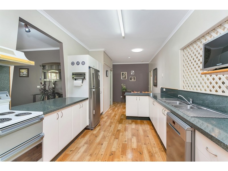 10 Universal Close, White Rock QLD 4868